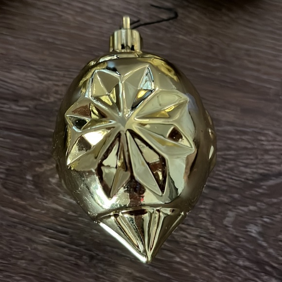 5 Gold Plastic Christmas Ornaments With Their Hooks - Picture 3 of 5